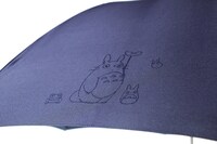 ワンポイントに使用されたトトロらの刺繍イラスト。（開発中画像）