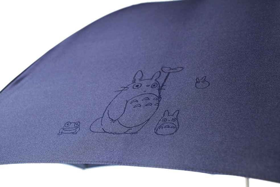 ワンポイントに使用されたトトロらの刺繍イラスト。（開発中画像）