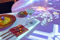 「Zeon’s Diner TOKYO」より、テーブル上に皿やグラスを置くとジオン軍のMSが出撃する。