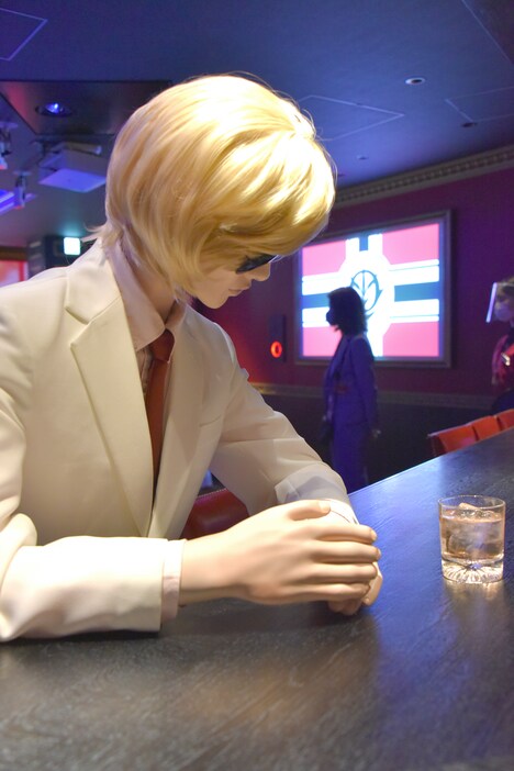 バーカウンターの一角には”あの男"が設置されたフォトスポットも。