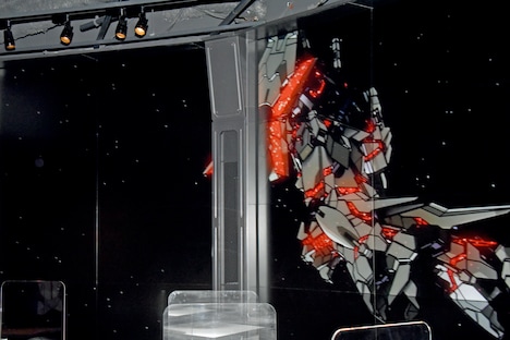 全長18ｍのモニターには宇宙空間を思わせる映像が映される。