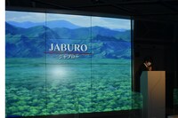 レストランエリアのモニターには「ガンダム」シリーズの舞台となった場所の映像も流される。