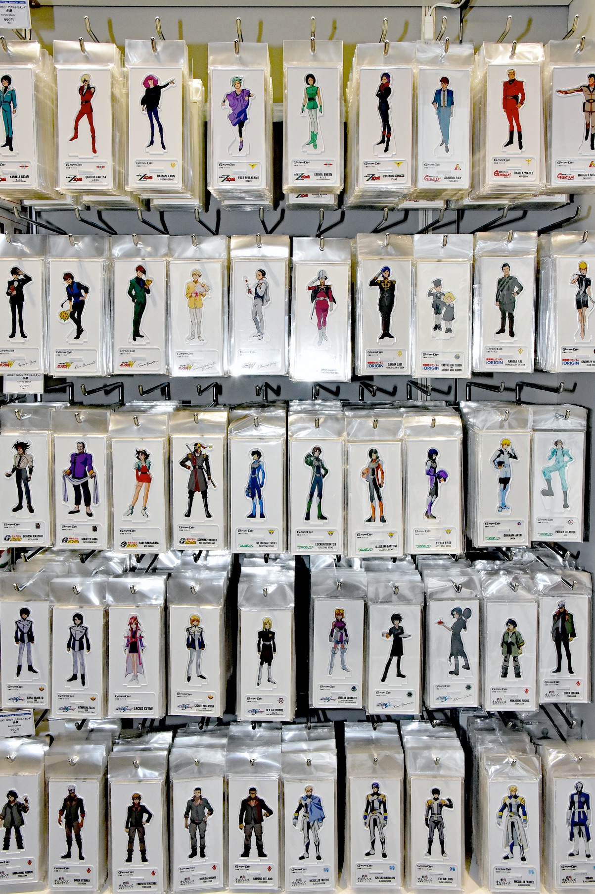 各シリーズから多数のアクリルスタンドも販売。