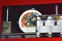 店頭のモニターには商品ができあがる様子がリアルタイムに映される。