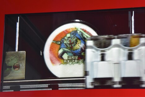 店頭のモニターには商品ができあがる様子がリアルタイムに映される。