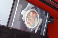 店頭のモニターには商品ができあがる様子がリアルタイムに映される。