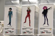 各シリーズから多数のアクリルスタンドも販売。