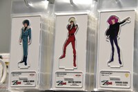 各シリーズから多数のアクリルスタンドも販売。
