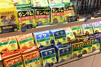 グッズショップの様子。ご当地商品とのコラボアイテムも。