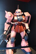 シャア専用ザクの巨大フィギュア。