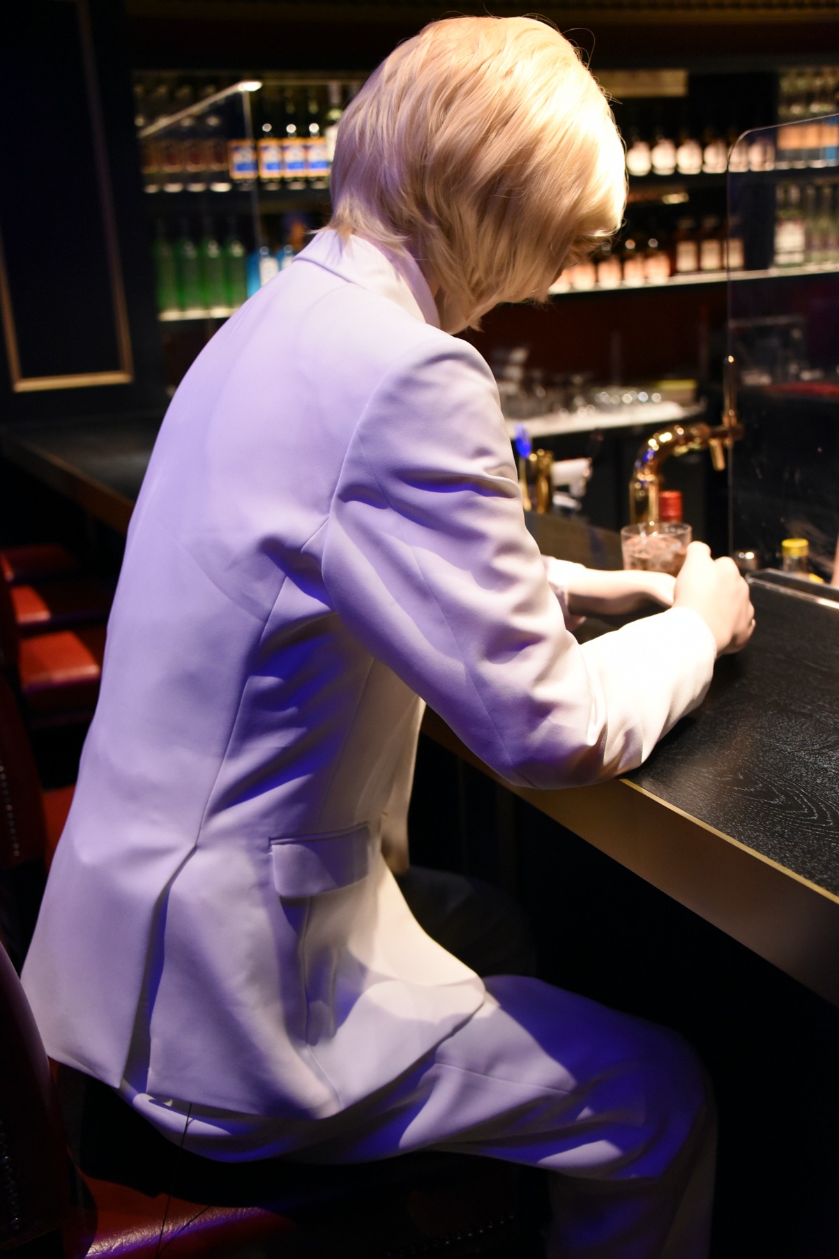 バーカウンターの一角には”あの男"が設置されたフォトスポットも。