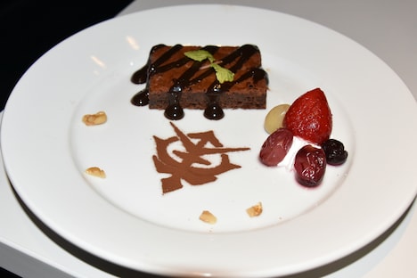 「シャアとガルマが贈る“暁の決起集会”」より、ガルマ考案のデザート。フルーツはザビ家の5人をイメージしている。