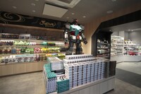 GUNDAM Cafe TOKYO BRAND CORE内グッズショップ。