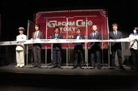 テープカットの様子。左よりJR東日本秋葉原駅駅長・田中秀樹、BANDAI SPIRITS取締役3代目CGO・藤原孝史氏、古谷徹、創通代表取締役社長・難波秀行氏、BANDAI SPIRITS代表取締役社長・福田祐介氏、サンライズ代表取締役社長・浅沼誠氏。