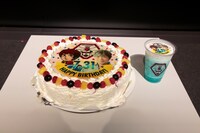 特注のケーキと特製ラテ。