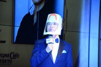 「ガンダムカフェ専用フェイスシールド」のアムロデザインを着用する古谷徹。