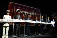 テープカットの様子。左よりJR東日本秋葉原駅駅長・田中秀樹、BANDAI SPIRITS取締役3代目CGO・藤原孝史氏、古谷徹、創通代表取締役社長・難波秀行氏、BANDAI SPIRITS代表取締役社長・福田祐介氏、サンライズ代表取締役社長・浅沼誠氏。