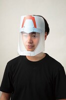 「ガンダムカフェ専用フェイスシールド」のアムロデザイン着用画像。