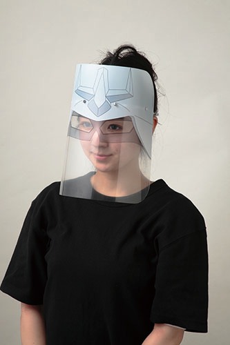 「ガンダムカフェ専用フェイスシールド」のシャアデザイン着用画像。