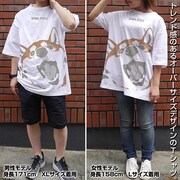 「石原雄先生デザイン ハルさん突撃 ビッグシルエットTシャツ」の着用イメージ。