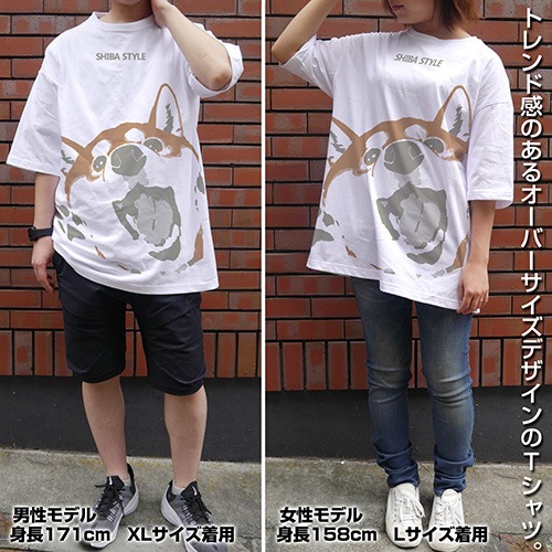 「石原雄先生デザイン ハルさん突撃 ビッグシルエットTシャツ」の着用イメージ。