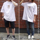 「石原雄先生デザイン 壁とハルさん ビッグシルエットTシャツ」の着用イメージ。