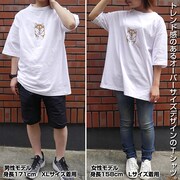 「石原雄先生デザイン 壁とハルさん ビッグシルエットTシャツ」の着用イメージ。