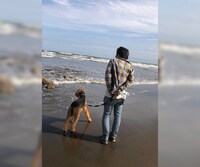 九十九里浜を散歩するジャックと高橋ツトム。