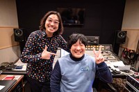 岡崎体育＆トータス松本の2ショット画像。