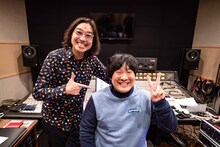 岡崎体育＆トータス松本の2ショット画像。