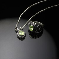 ディアソムニアの「カレッジネックレス」と「カレッジリング」。