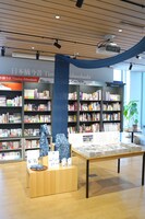 「日に流れて橋に行く」単行本やマスク、手ぬぐいの展示コーナー。