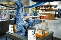 マスク、手ぬぐいの展示コーナー。