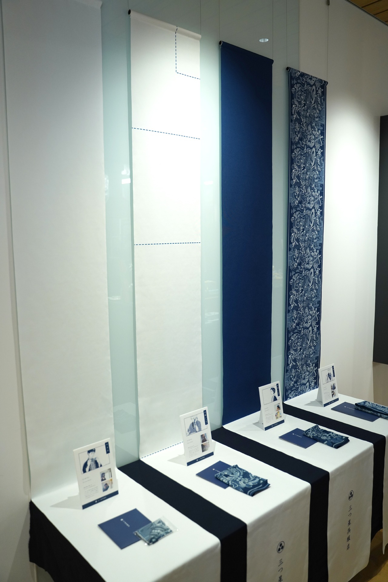 マスク、手ぬぐいの展示コーナー。