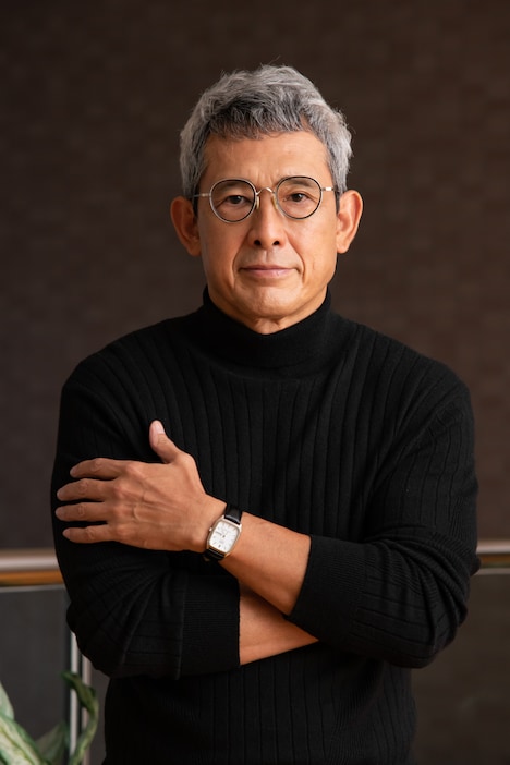 鶴見辰吾扮する三枝久。