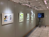 「自選イラスト集『真昼の月』出版記念 白身魚 イラスト展」の様子。