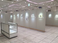 「自選イラスト集『真昼の月』出版記念 白身魚 イラスト展」の様子。