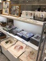 「自選イラスト集『真昼の月』出版記念 白身魚 イラスト展」の様子。