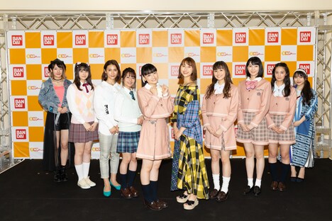 「アイカツプラネット！」の記者会見より。左から宇野愛海、エイミー、秋元才加、瑞季、伊達花彩、玉井詩織、小椋梨央、長尾寧音、渡邊璃音、羽野瑠華。