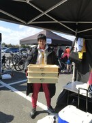 田所パンのパンを大量に持つ、田所迅役の菅原健。