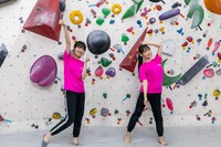 左から石川由依、上坂すみれ。