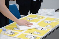 防汚加工の実演実験の様子。