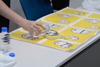 防汚加工の実演実験の様子。