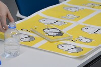 防汚加工の実演実験の様子。