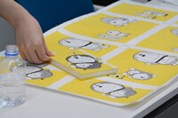 防汚加工の実演実験の様子。