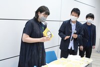 「100年ドラえもん」完成披露発表会より。中央が名久井直子。