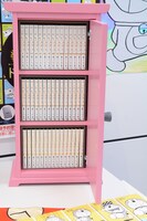 「100年ドラえもん」の購入者のみを対象に販売される「どこでもドア型本棚」。