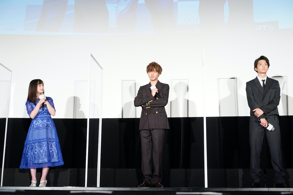 左から橋本環奈、永瀬廉、伊藤健太郎。