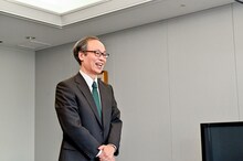 正名僕蔵演じる鏡光一。