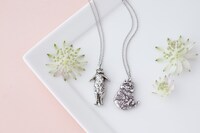 「俺、つしま」とCattonのチャリティーコラボによる、つーさんとオサムのシルバーネックレス。